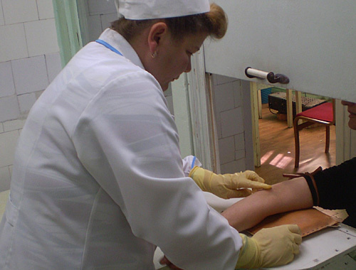 Sampling blood for AIDS testing. Photo by http://ru.wikipedia.org