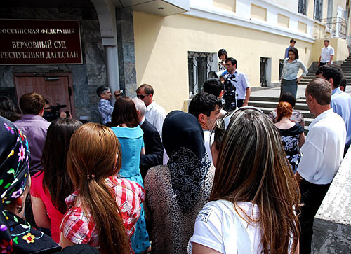 Near the building of the Supreme Court of the Republic of Dagestan. 18 June 2009. Magomed Madomedov, specially for "Caucasian Knot"