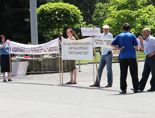 North Ossetia, Vladikavkaz, July 6, 2013. Picket against the operation of "Electrozink". Photo by Emma Marzoyeva for the "Caucasian Knot"