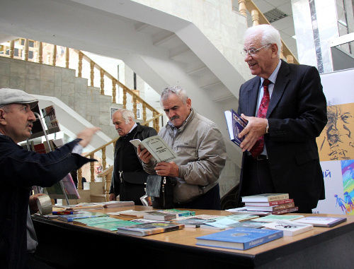 Makhachkala, National Library, Dagestani Second Book Fair "Tarki-Tau". Visitors near the stand of the social and cultural organization "Bogos". October 10, 2013. Photo by Makhach Akhmedov for the "Caucasian Knot"