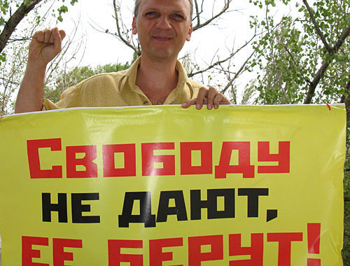 Vadim Karastelev, the expert of Human rights committee of Novorossisk, the inscriprion on the poster says: "Freedom is not someting to give, it is something to take". Photo by Human rights committee of Novorossisk