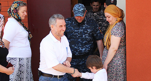 Ruslan Kutaev near the building of the court. Photo by Magomed Magomedov for the "Caucasian Knot"