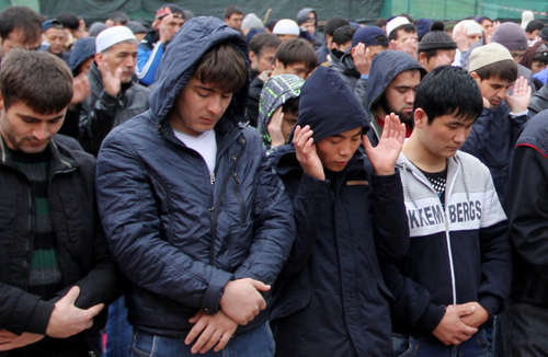 Moscow, Prospect Mira, October 4, 2014. Muslim worshipers pray at the Cathedral Mosque on the day of Eid al-Adha. Photo by Magomed Tuayev for the ‘Caucasian Knot’. 