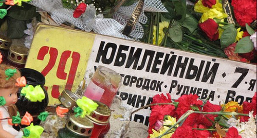 At the openening of a memorial cross with the names of the victims. October 2013. Photo http://news.vdv-s.ru/society/?news=242100