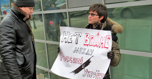 Boris Stikhin holding solo picket against war in Ukraine, Volgograd, January 19, 2015. Photo by Vyacheslav Yaschenko for the ‘Caucasian Knot’. 