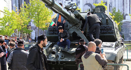 Tank in the centre of Grozny. Photo by Akhmed Aldebirov for the ‘Caucasian Knot’. 