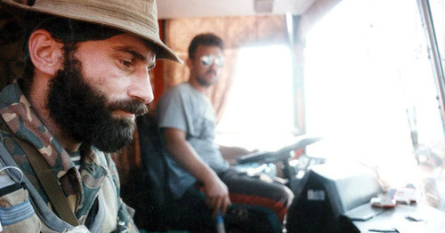 Organizer of the terror act in Budyonnovsk Shamil Basaev (left) during negotiation, June 19, 1995. Photo: Natalia Medvedeva, https://ru.wikipedia.org