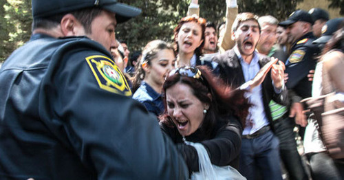 The police detains the protesters against the "Nida" activists conviction. Baku, May 6, 2014. Photo by Aziz Karimov for the "Caucasian Knot"