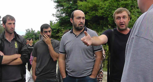 Chereshnya villagers gathered at the meeting to find out why the  garbage dump was arranged in the village. Photo by the "Caucasian Knot" correspondent