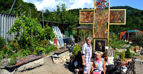 Lyubov Berchanova and Vasily Zhuravlyov near the monument to corruption, Ordynka village, July 2015. Photo by Svetlana Kravchenko for the ‘Caucasian Knot’.  