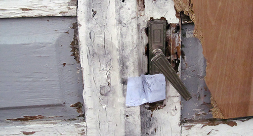 Door of the Avetisyan family’s house, Gyumri, January 14, 2015. Photo by Tigran Petrosyan for the ‘Caucasian Knot’. 