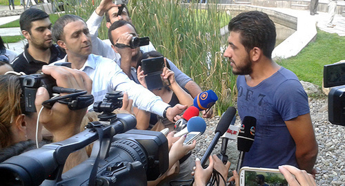 Maxim Sargsyan, a member of the initiative group "No to robbery!" (to the right). Yerevan, September 1, 2015. Photo by Armine Martirosyan for the "Caucasian Knot"