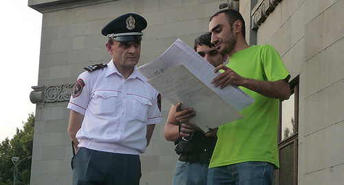 Activists show their electricity bills, September 12, 2015. Photo by Armine Martirosyan for the ‘Caucasian Knot’. 