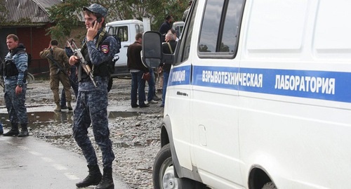 The car of the police explosive technical laboratory. Photo: http://news-kmv.ru/kmv/proisshestviya/86212-na-beregu-ozera-ak-gel-obezvrezhen-snaryad.html