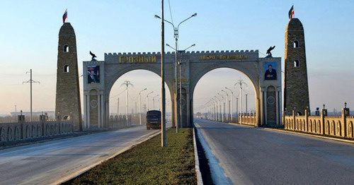 The entrance to Grozny. Photo by the user Vladimir Varfolomeev https://www.flickr.com