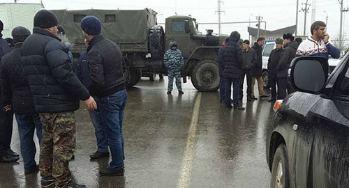 The police special equipment on the way of the motor rally. Photo: http://chernovik.net/content/lenta-novostey/v-dagestane-avtoprobeg-v-podderzhku-putina-kadyrova-i-murtazalieva