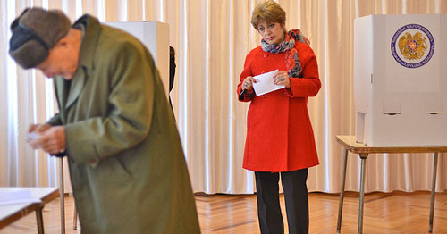 At the polling station during voting at the referendum. December 6, 2015. Photo: © PAN Photo / Varo Rafayelyan, Hrant Khachatryan, Karo Sahakyan