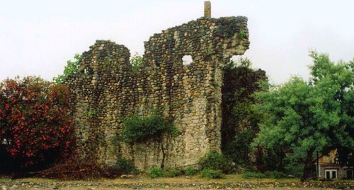 The wall of the Sukhumi Fortress. Photo: Turspeak.ru