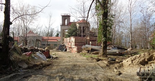 The neighbourhood Maly Akhun, in the park area where locals could walk, now has a building fence and a security station, and the road for general use is blocked. Sochi, March 12, 2016. Photo by Svetlana Kravchenko for the "Caucasian Knot"