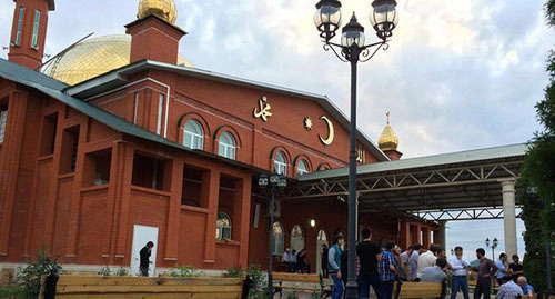 Mosque in Nasyr-Kort, Nazran. Photo: http://kavpolit.com/articles/nasyr_kortskaja_mechet_ploschadka_gde_govoritsja_o-18509/