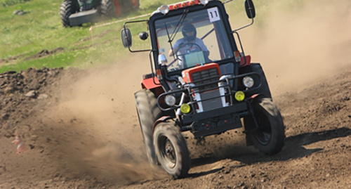 Tractor race. Photo Victor Demidov, https://ru.wikipedia.org/wiki/Трактор#/media/File:Bizon-Treck-Show_Russia_Rostov-on-Don_2009_may-5.JPG