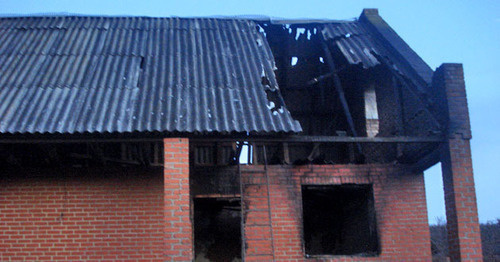 Burned down houses belonged to relatives of militants killed in Grozny on December 4, Andi village, Achkhoi-Martan District, December 7,2014. Photo by ‘Memorial’ Human Rights Centre press-service.