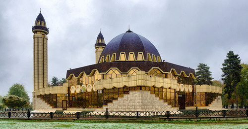 The Cathedral Mosque of Nalchik. Photo http://kbrria.ru/obshchestvo/premer-posetil-sobornuyu-mechet-nalchika-110