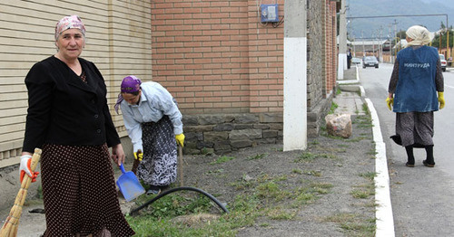 Residents of Chechnya attend subbotnik. Photo: http://www.itumkali.com/new/subbotnik-v-itum-kalinskom-rajone-chechenskoj-respubliki.htm