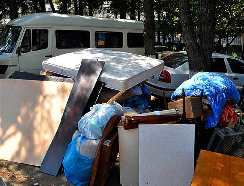 Refugees' belongings, hastely brought out. Tbilisi, August 11, 2010. Photo: www.ekhokavkaza.com, by Nodar Tskhvirashvili