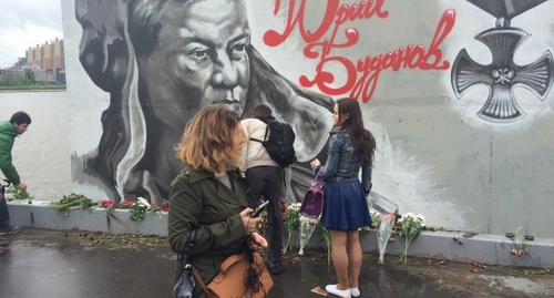 Participants of the action of laying flowers to the portrait of Colonel Yuri Budanov, Saint Petersburg, June 19, 2016. Photo: Vk.com/gragdanskoe_obshestvo