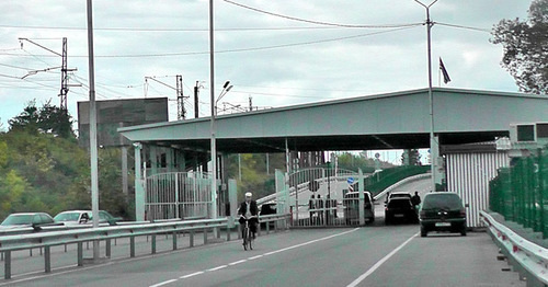 Abkhazian customs vehicle checkpoint. Photo by Anna Gritsevich for the ‘Caucasian Knot’. 