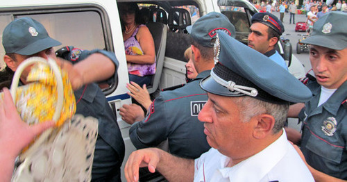 Policeman, Yerevan, July 17, 2016. Photo by Tigran Petrosyan for the ‘Caucasian Knot’. 