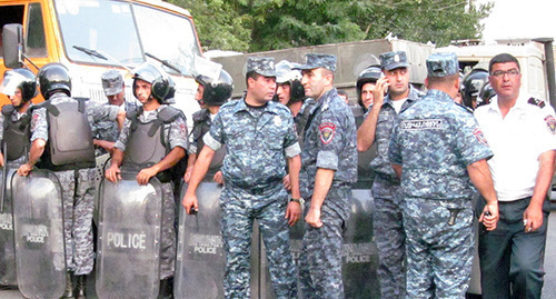 Police near the building of the regiment of the patrol-and-security service, Yerevan, July 19, 2016. Photo by Tigran Petrosyan for the ‘Caucasian Knot’. 