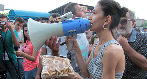 Activist demand to allow delivering food for people inside the seized building, Yerevan, July 20, 2016. Photo by Tigran Petrosyan for the ‘Caucasian Knot’. 