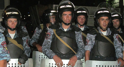 Police cordon, Yerevan, July 21, 2016. Photo by Tigran Petrosyan for the ‘Caucasian Knot’. 