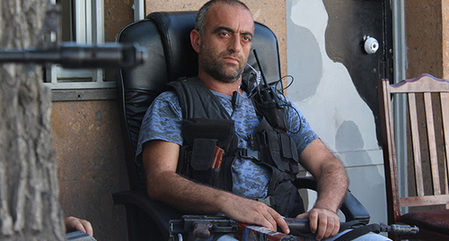 Armed security guard at the entrance to the police regiment in Yerevan. Photo by Tigran Petrosyan for the ‘Caucasian Knot’. 