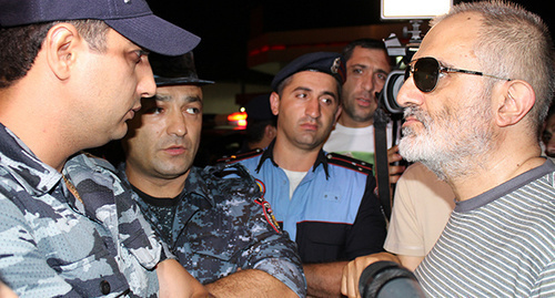 Alek Enigomshyan (to the right) demanding to restore mobile connection with the group "Sasna Tsrer". Photo by Tigran Petrosyan for the "Caucasian Knot"