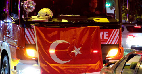 Turkish flag on a car. A rally in support of Erdogan. Istanbul, July 17, 2016. Photo by Magomed Tuaev for the "Caucasian Knot"