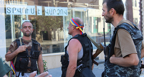 Members of the "Sasna Tsrer" group at the seized building of the police regimen. Photo by Tigran Petrosyan for the ‘Caucasian Knot’. 