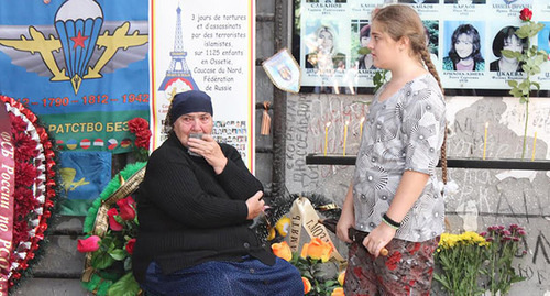 A woman near the memorial wall in Beslan. Photo by Emma Marzoeva for the "Caucasian Knot"