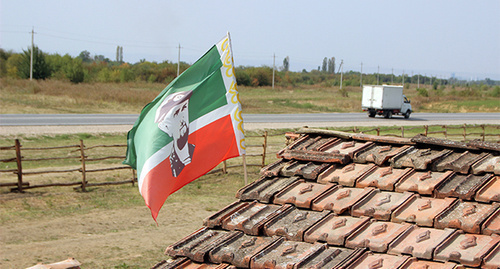 A flag on the roof of one of the houses in an ethnographic village "Shira-Yurt". Part 2. Photo report by the "Caucasian Knot" correspondent Magomed Magomedov