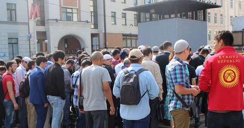 Muslims near the metro station in Moscow. Photo by Murad Shikhakhmedov for the 'Caucasian Knot'. 