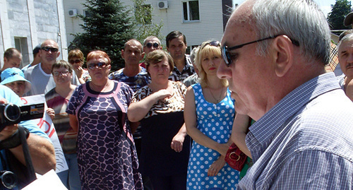 Valery Dyakonov delivers speech in front of protesters in Gukovo. Photo by Valery Lyugaev for the 'Caucasian Knot'. 