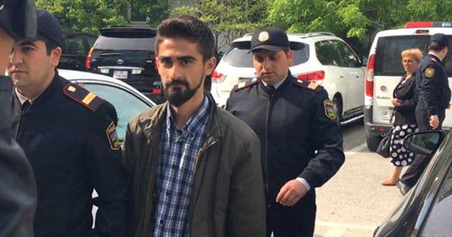 Giyas Ibragimov being accompanied by police officers. Photo: http://report.az/ru/proisshestviya/izbrana-mera-presecheniya-v-vide-aresta-v-o/