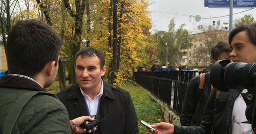 Zaurbek Sadakhanov, the advocate of Khamzat Bakhaev, interviewd by the journalists. Moscow, October 3, 2016. Photo by Yuliya Buslavskaya for the "Caucasian Knot"