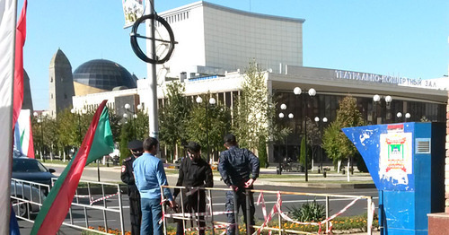 The residents of the city go through the metal detectors to get to the building of the State Theatre and Concert Hall (in the background). Grozny, October 5, 2016. Photo by the "Caucasian Knot" correspondent