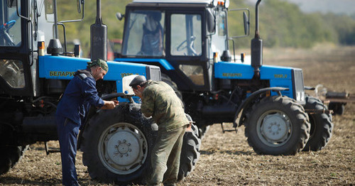 The participants of the "tractor march". Photo: Eduard Kornienko, YUGA.ru