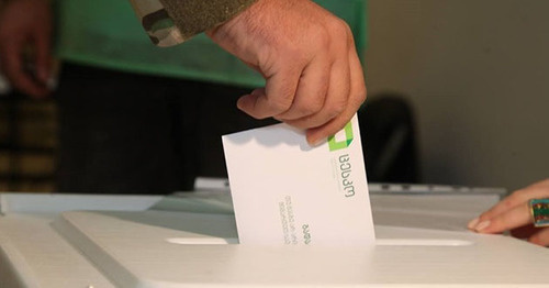 At the polling station on Election Day in Georgia. Photo: http://sputnik-georgia.ru/politics/20161007/233424140/Opros-55-chitatelej-Sputnik-idut-na-parlamentskie-vybory-v-Gruzii.html