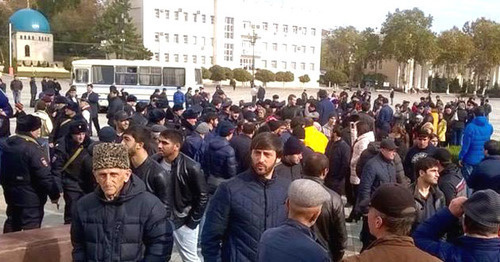 Protesters in Lenin Square in Makhachkala, October 31, 2016. Photo by Patimat Makhmudova for the 'Caucasian Knot'. 