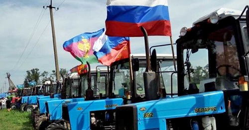 The equipment of the participants of a "tractor march". August 2016. Photo: RFE/RL